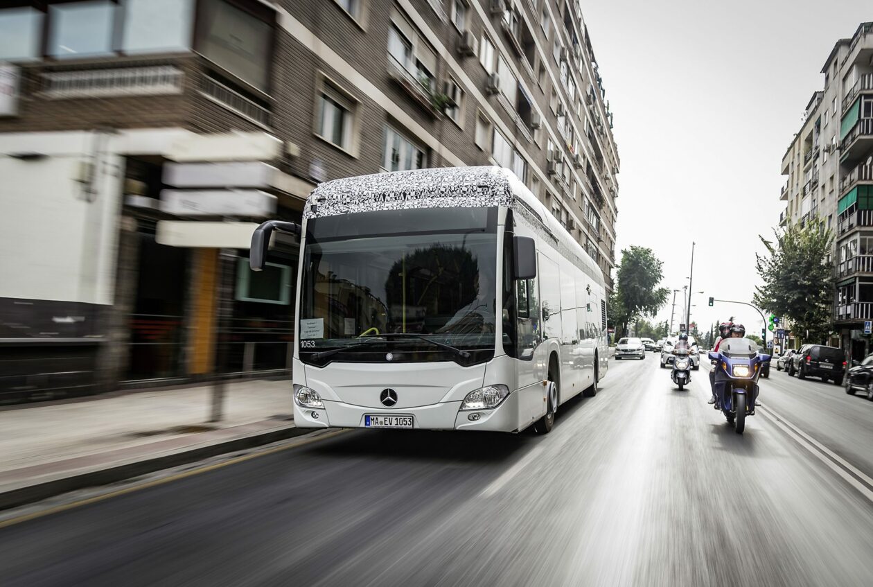 Grupo Daimler destaca veículos comerciais movidos a energia elétrica mercedes benz onibus eletrico