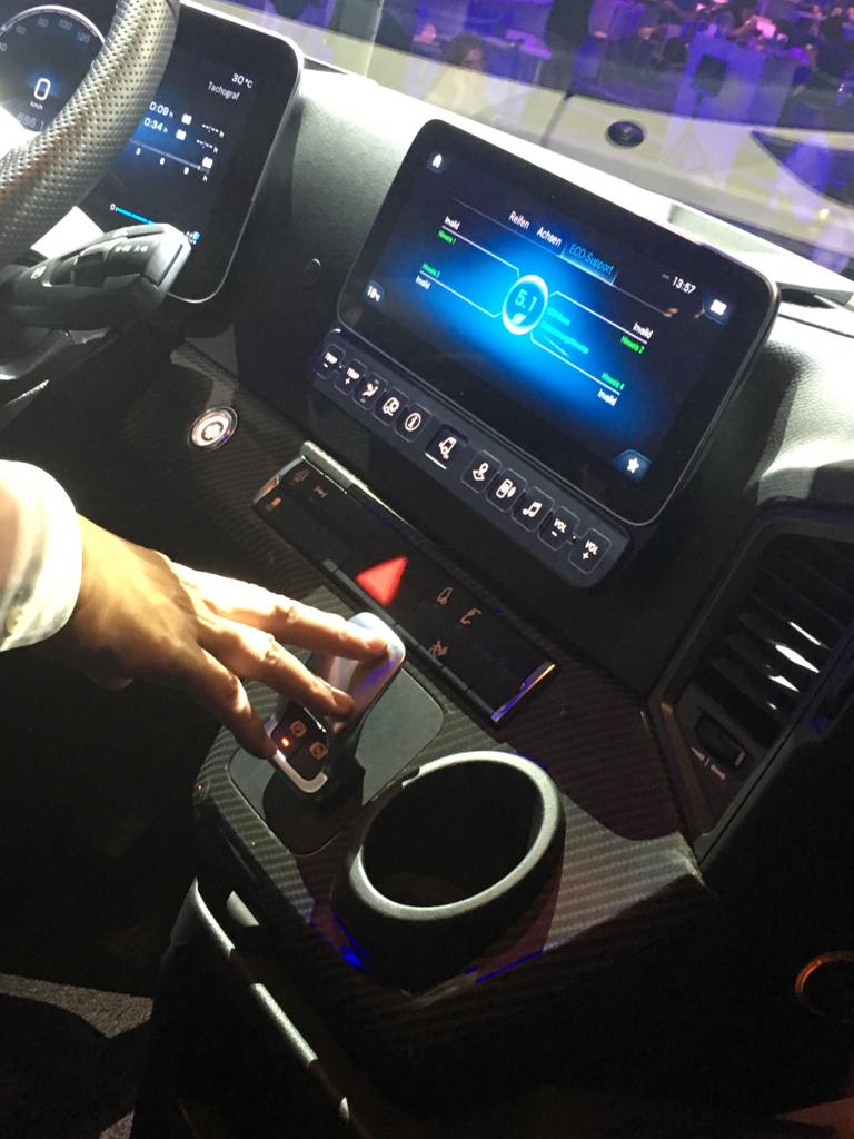 Novo Actros traz de série tecnologias do futuro painel