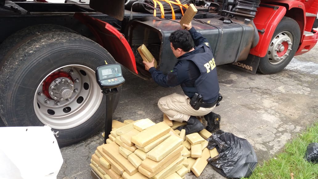 PRF apreende 322 Kg de maconha no tanque de combustível de um caminhão fiscalização prf2