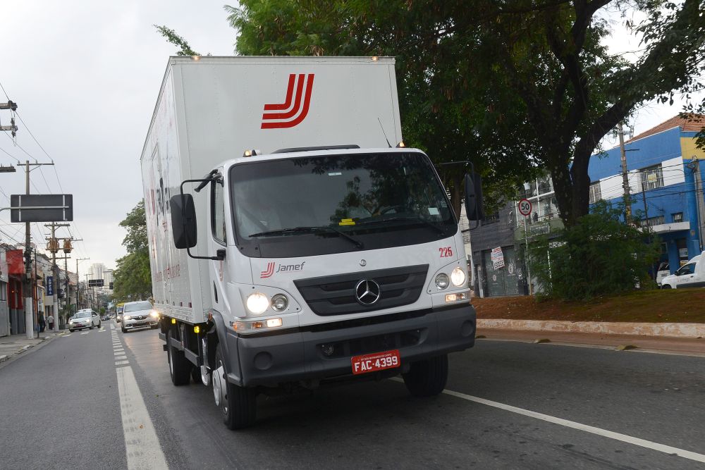 Transmissão automatizada e versão mais simples ampliam família MB Accelo Accelo com câmbio automatizado 1