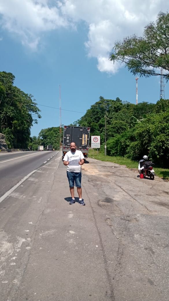 Caminhoneiros ameaçam parar motorista solidario