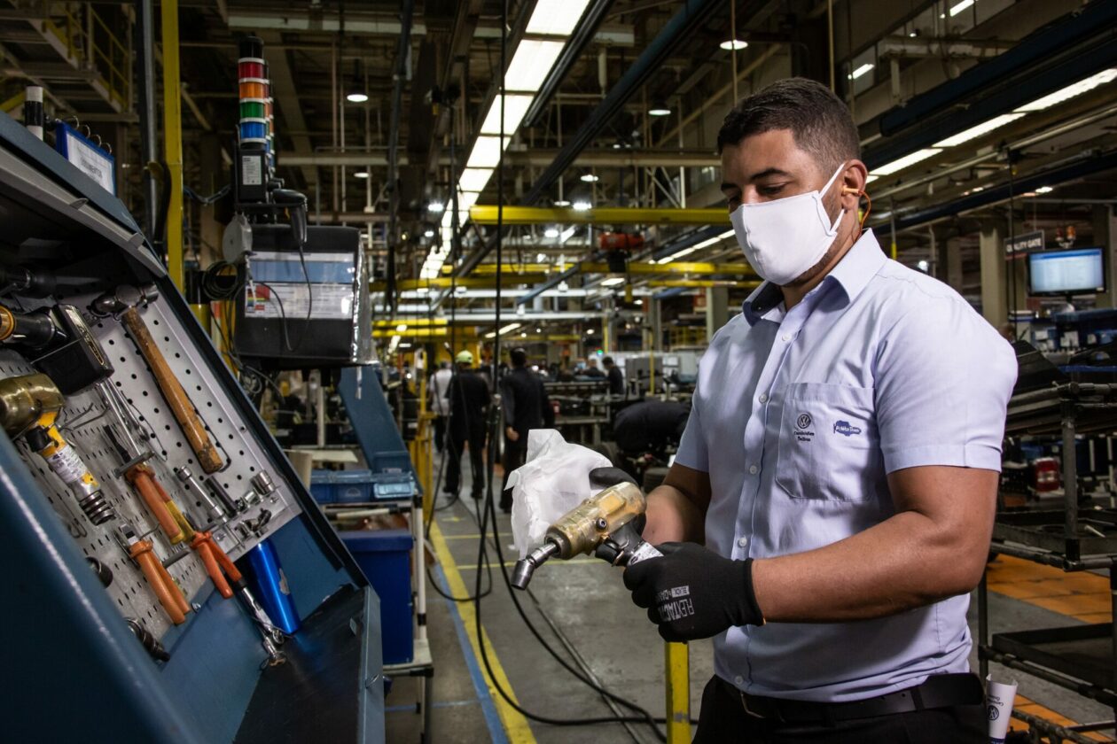 Aos poucos, montadoras retomam a produção de caminhões Produção 1