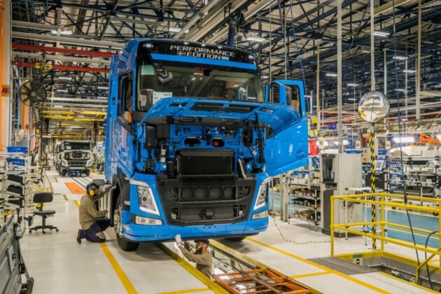 Aos poucos, montadoras retomam a produção de caminhões VOLVO LINHA DE PRODUÇÃO