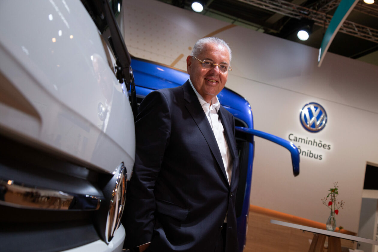 Volkswagen Caminhões e Ônibus atualiza logomarca Roberto Cortes scaled