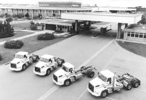 Do faz tudo à solução de transporte Evolucao Volvo JPEG
