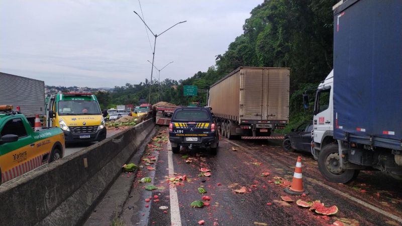 Colisão traseira é o tipo mais comum de acidente envolvendo caminhões Colisao traseira caminhao