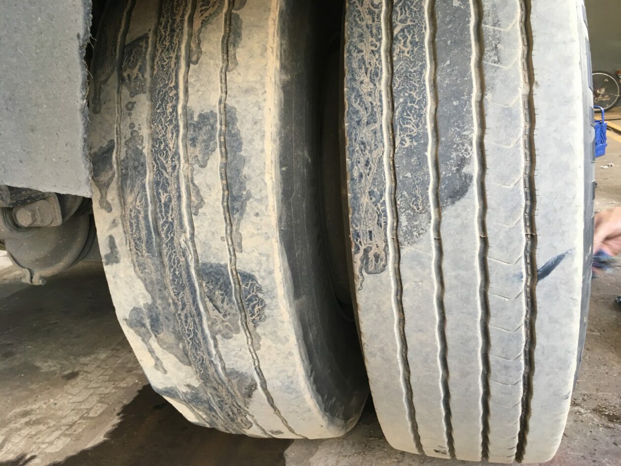 emparelhamento pneus com sulcos diferente scaled
