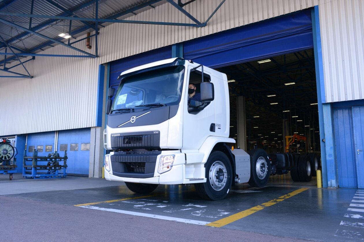 Volvo acelera produção de caminhões semipesados VM Linha de producao 02